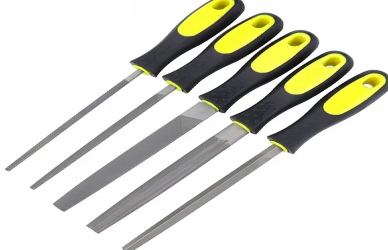 Hoe metalen vijlen te gebruiken om gladde randen en oppervlakken te verkrijgen